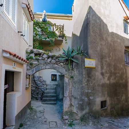 Under Ancient Roofs Vrbnik Apartman Kültér fotó