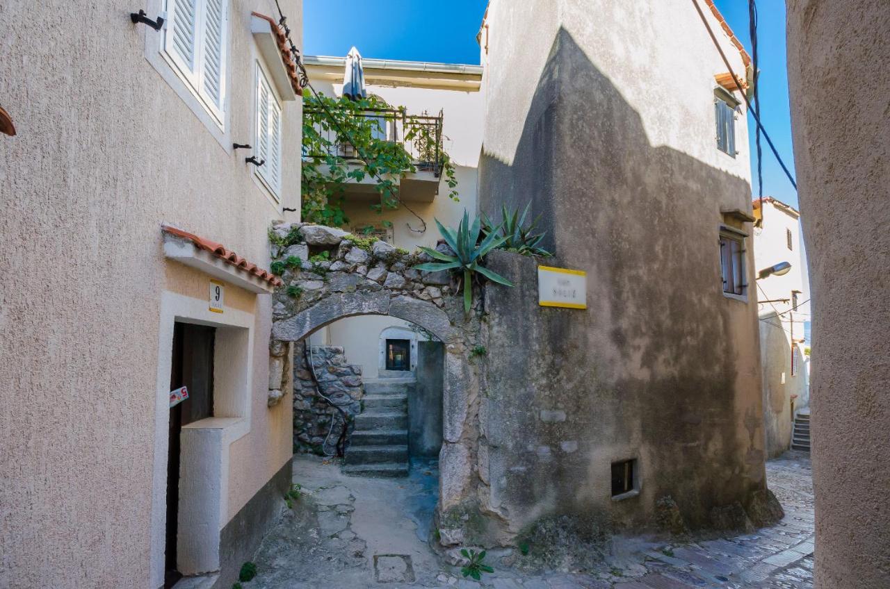 Under Ancient Roofs Vrbnik Apartman Kültér fotó