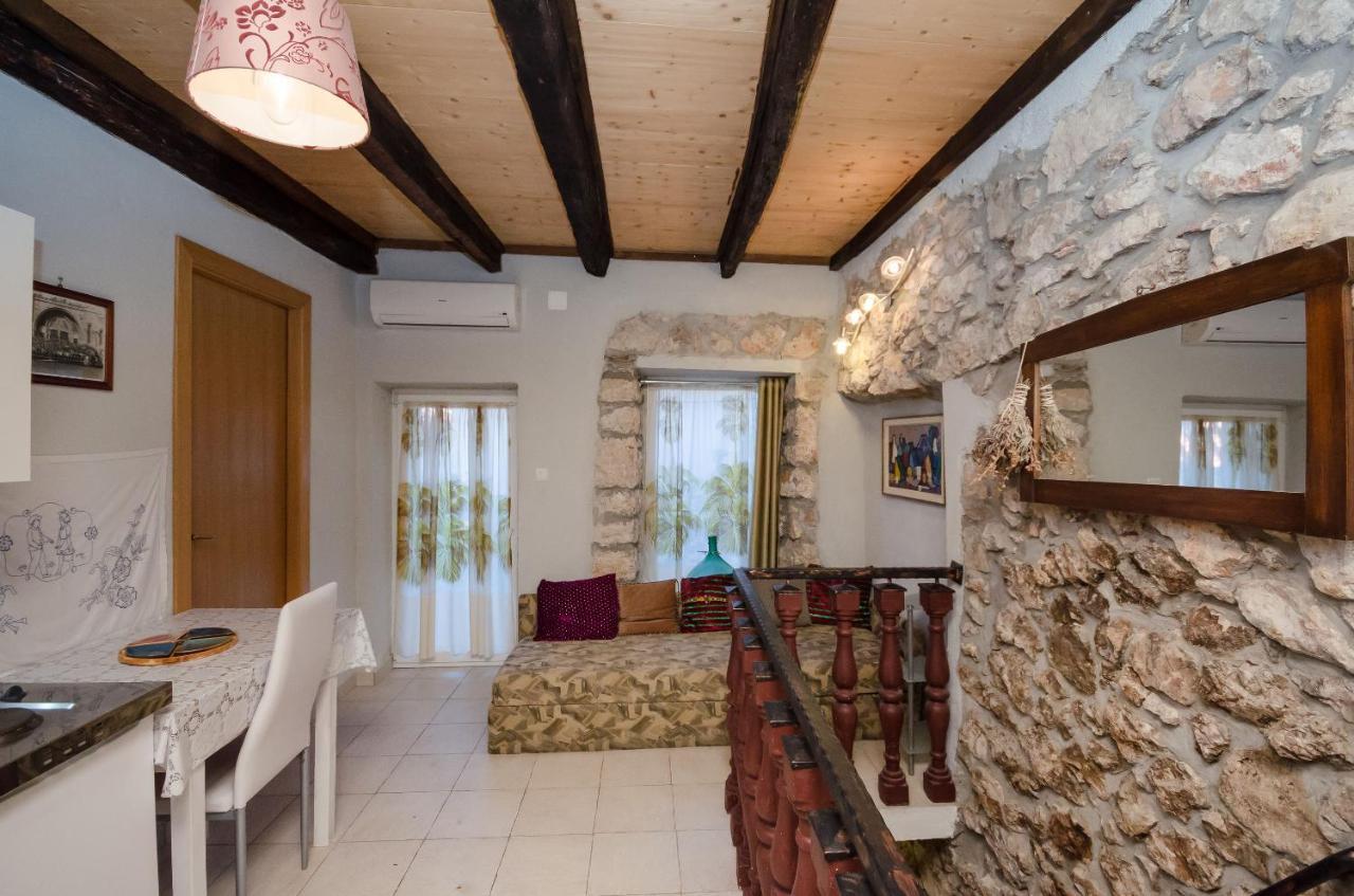 Under Ancient Roofs Vrbnik Apartman Kültér fotó